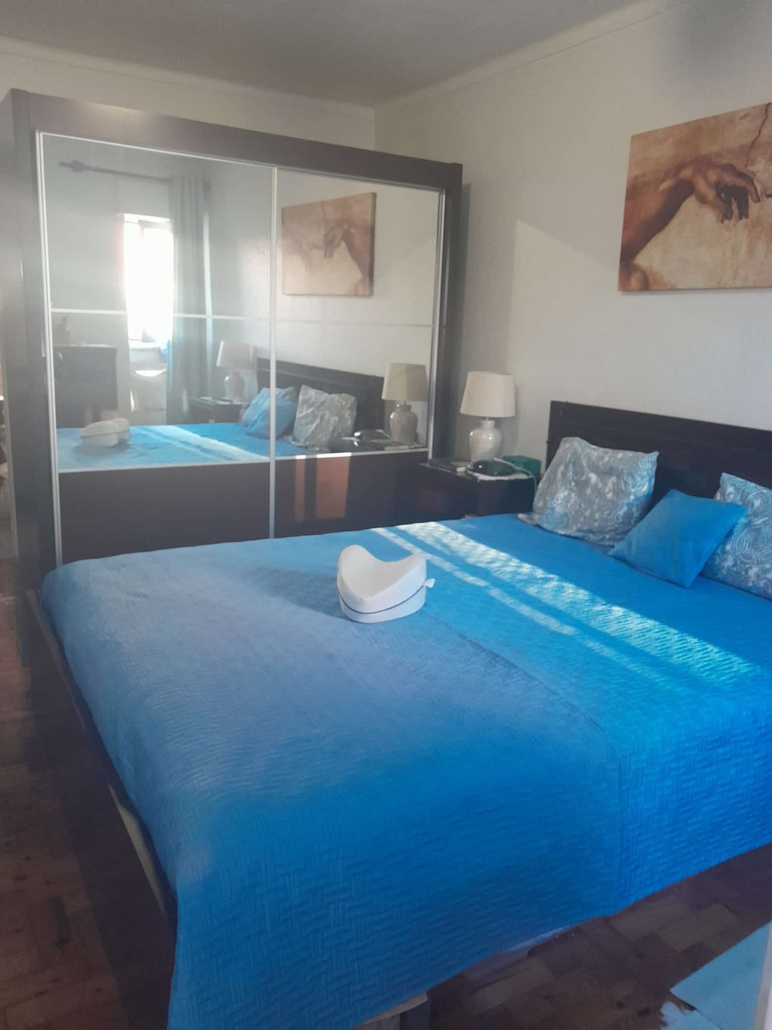 cama casal, colchão e mesas cabeceiras