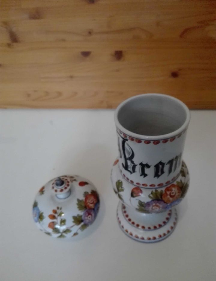 Niepowtarzalne porcelanowe dzbanki ręcznie malowane.