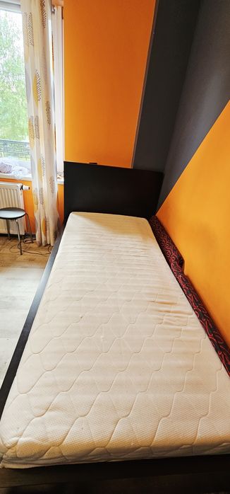 Łóżko 90x200 z materacem i stelażem.