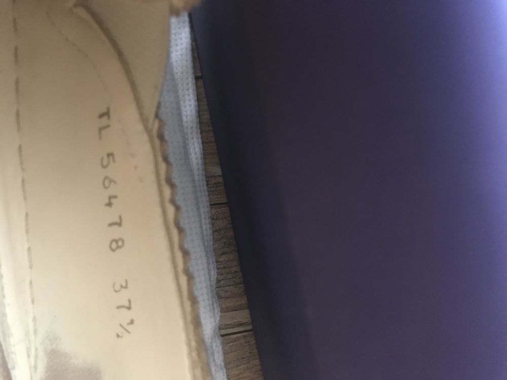 Золоті сліпони бренду Stuart Weitzman