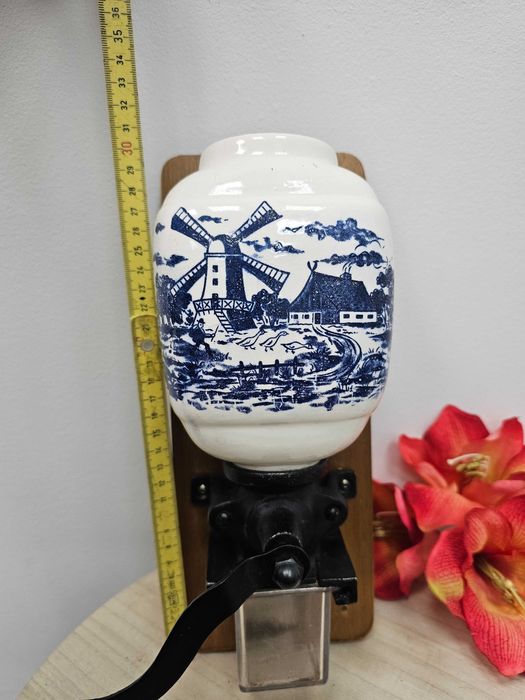 Stary młynek do kawy – ścienny, ręczny, retro