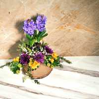Kompozycja wiosenna 70 cm na drewnie sztuczne kwiaty wiązanka