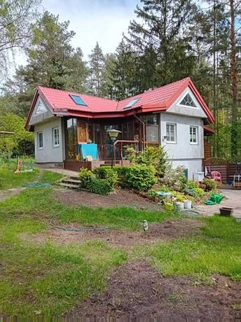 Pięknie położona działka nad jeziorem z domem całorocznym w Borkowie