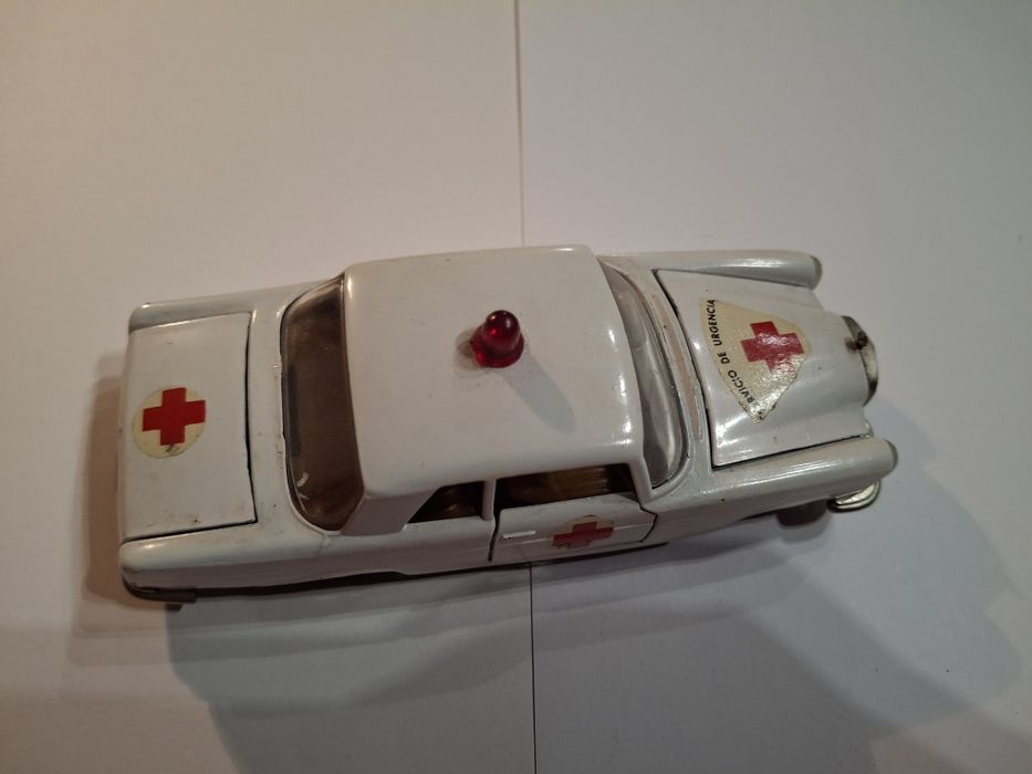 Miniatura pilen mercedes 250 coupe ambulância