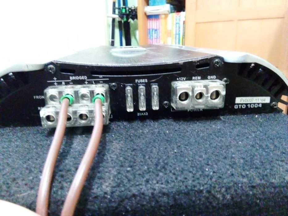 Сабвуфер із підсилювачем. Комплект JBL