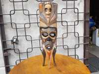 Stara drewniana maska afrykańska stojąca