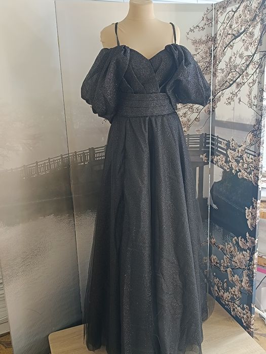 Розпродаж суконь на випускний вечір