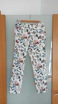 Nowe białe spodnie w kwiaty C&A