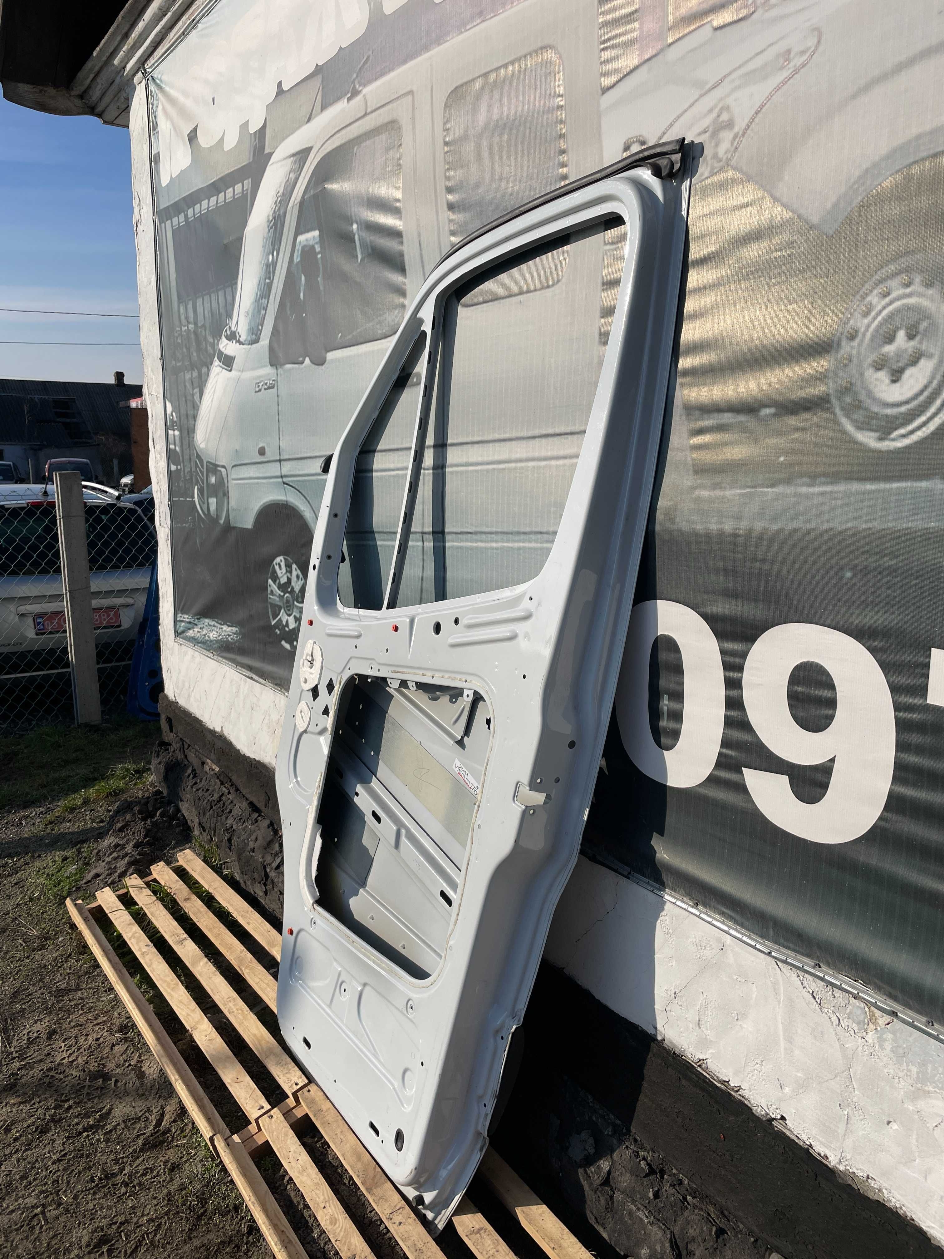 Дверка передня права Mercedes sprinter w907 w910 2018-2023 двері білі