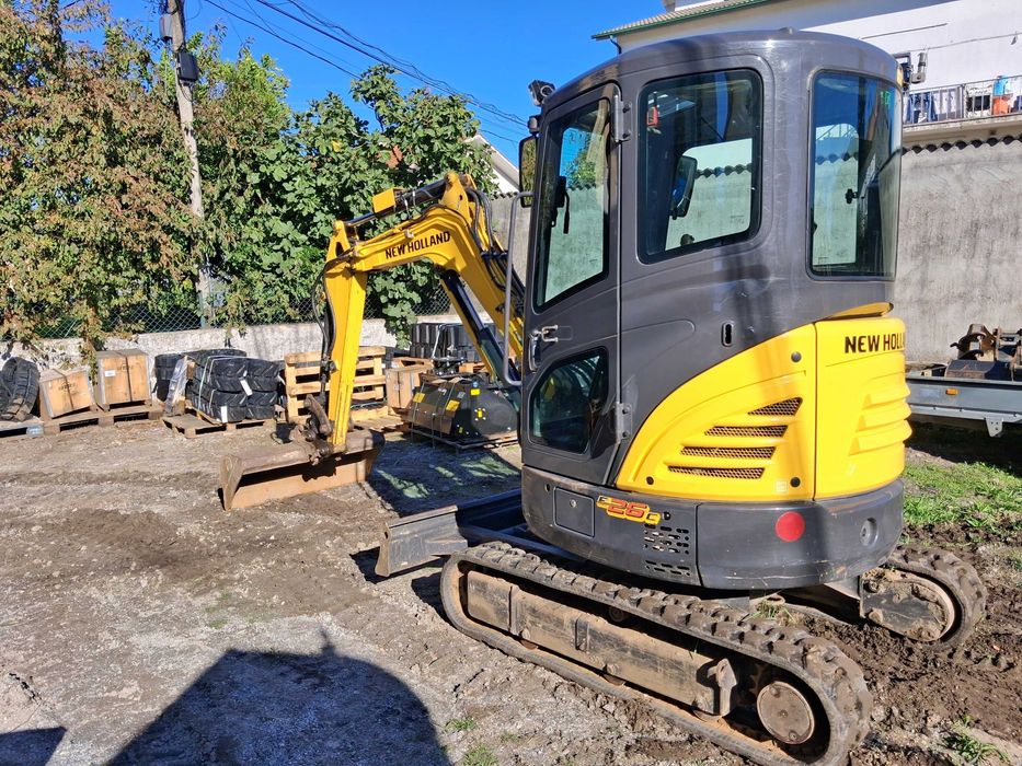 Mini Giratória  Mini Escavadora New Holland E26C