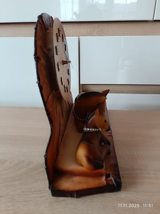 Zegar stojący konie