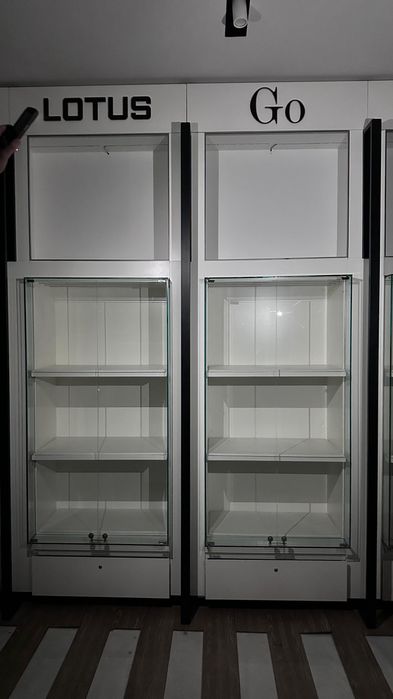 Vitrines Iluminadas com Portam em Vidro