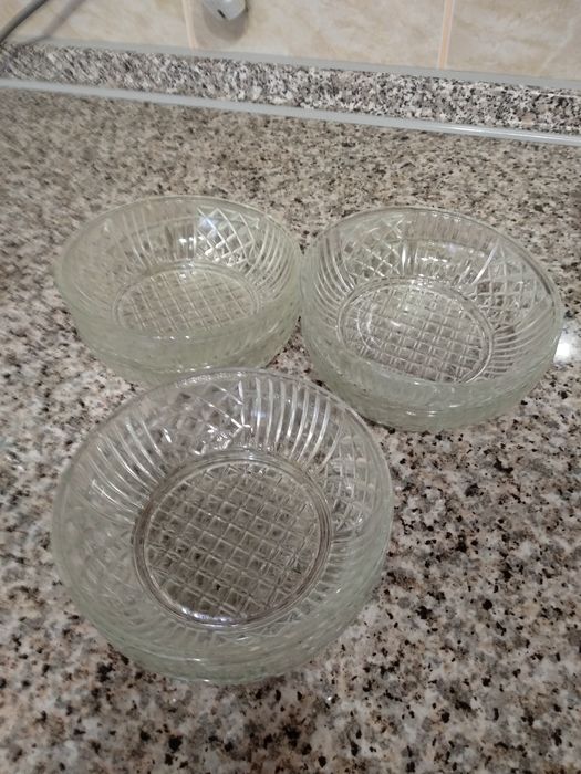 Чашки, цукорниця, тарілки,чайник,  хлібниця.