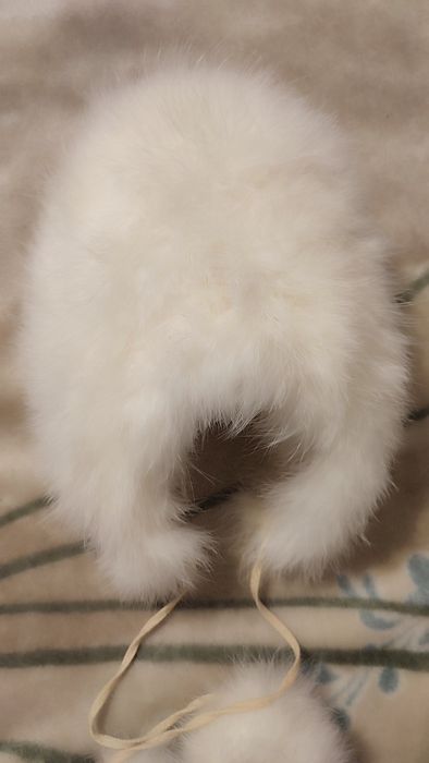 Czapka, uszatka z bąblami z naturalnych piór, lata 90.