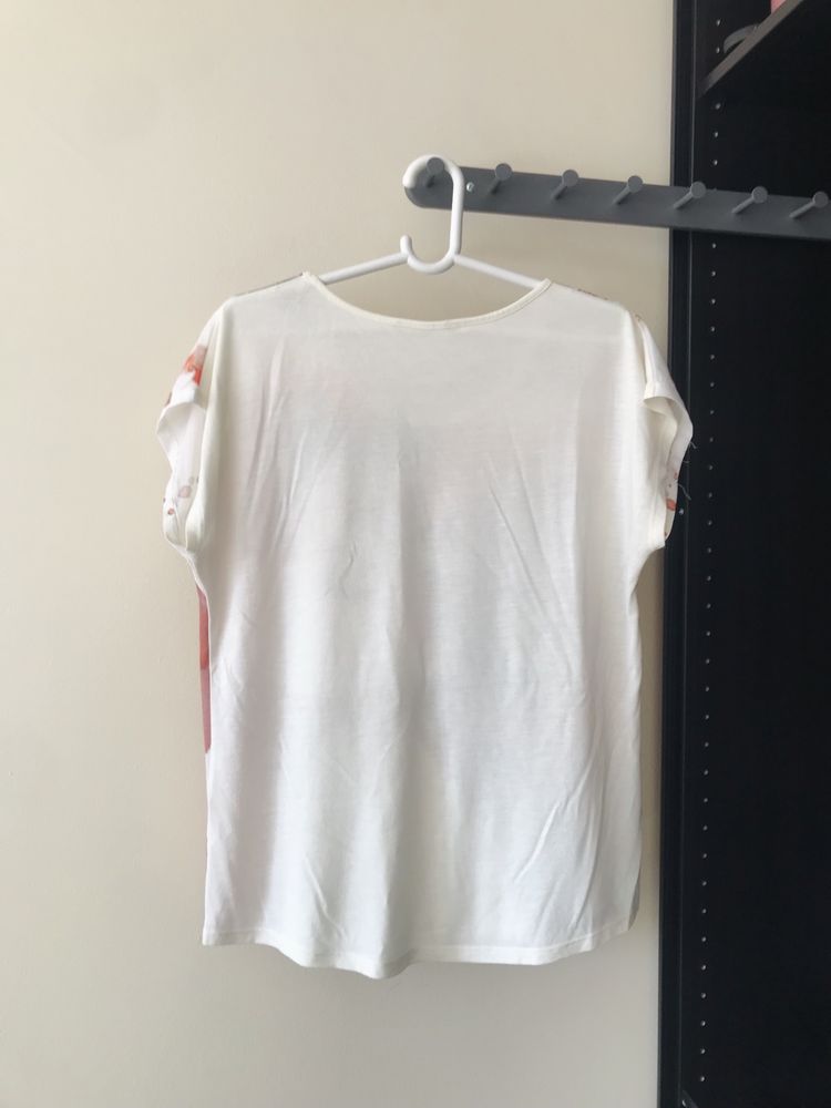T-shirt manga curta com estampado