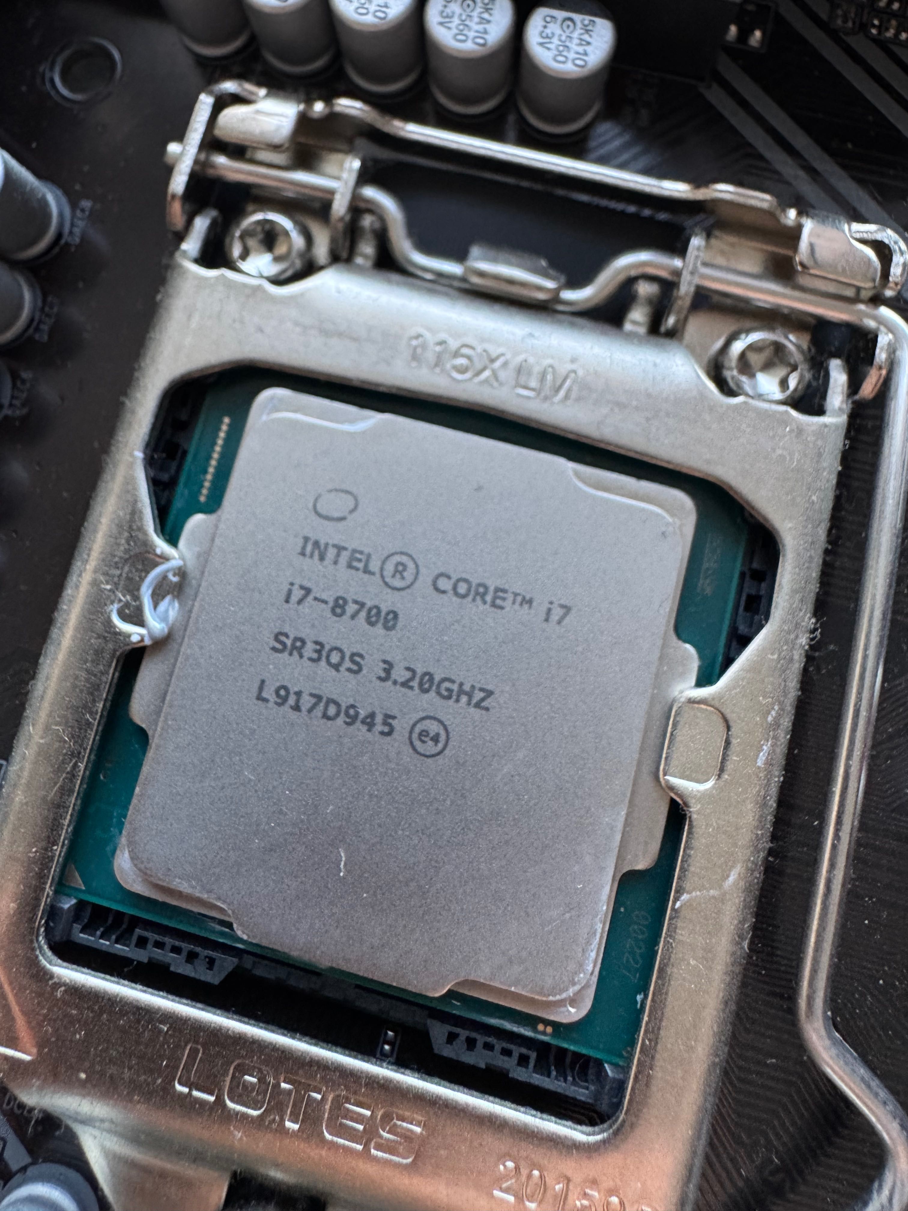 Intel Core i7-8700 + 32GB RAM DDR4 + Arctic Freezer II 240 + NVME 256G