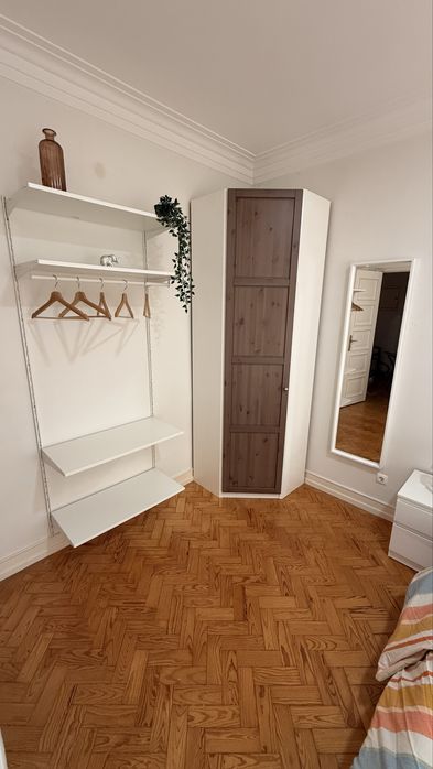 Quarto amplo e confortável com cama de casal