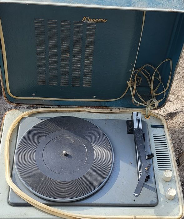 Портативний вініловий програвач Юність.