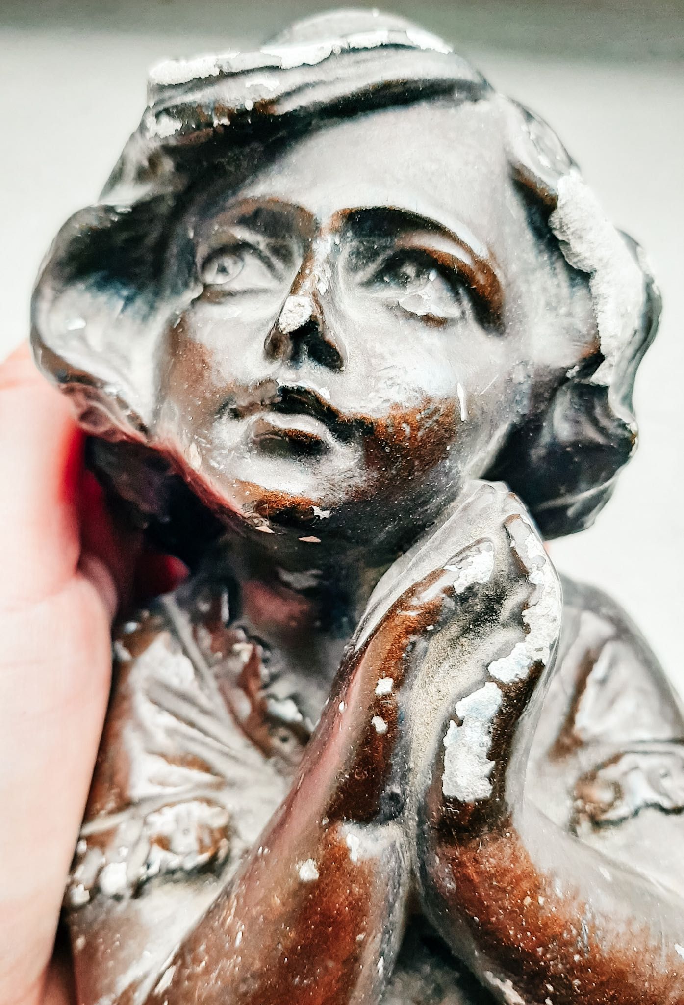 Stara zabytkowa figurka z gipsu dziecko modlące się