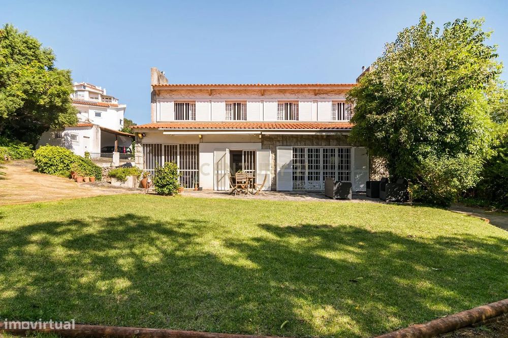 CASCAIS - Moradia T4 independente para renovação com Jardim Privado