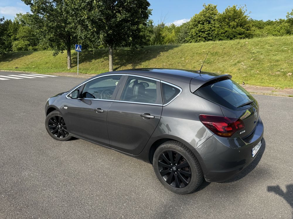 Opel Astra J 1.7 CDTi 2011 rok