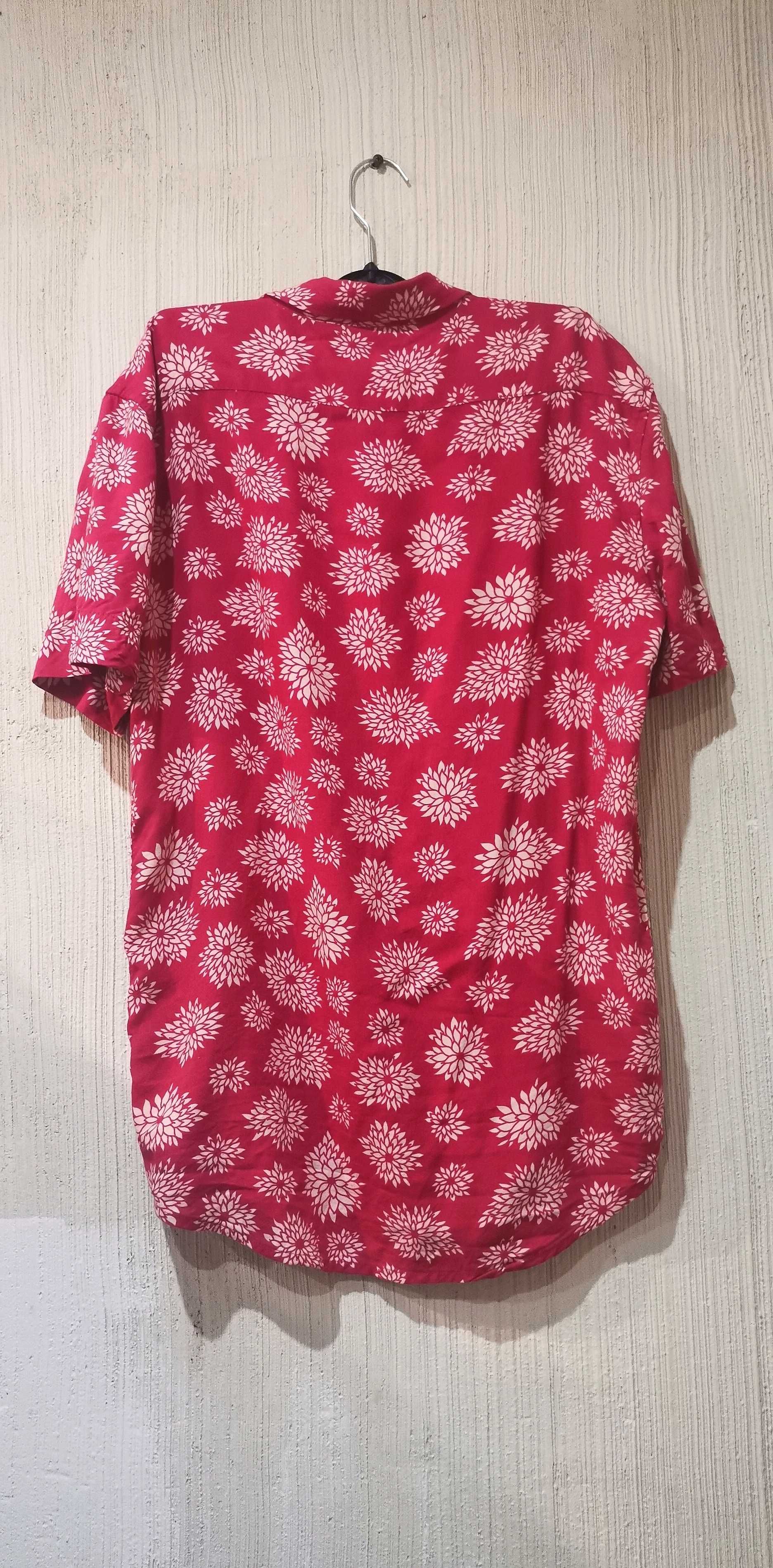 Różowa koszula w kwiaty