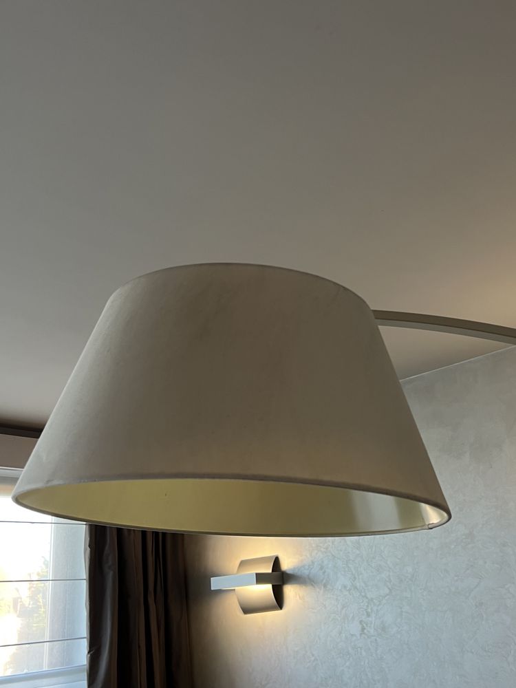 Lampa stojąca z marmurową podstawą