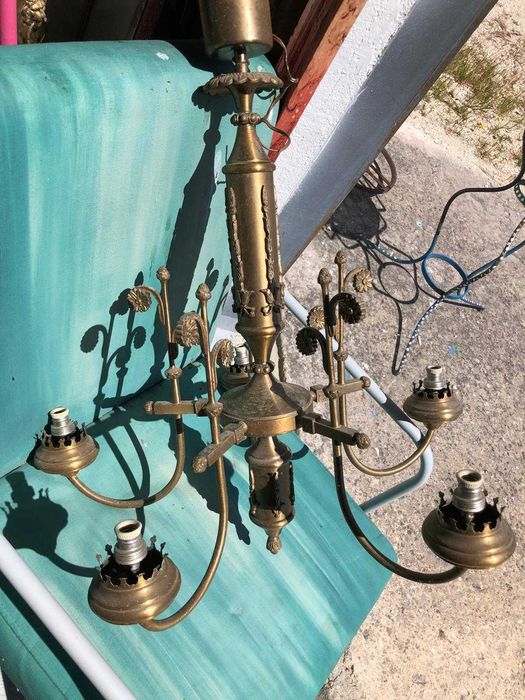 Candeeiro Vintage em Latão. em bom estado. Alguns detalhes de flores