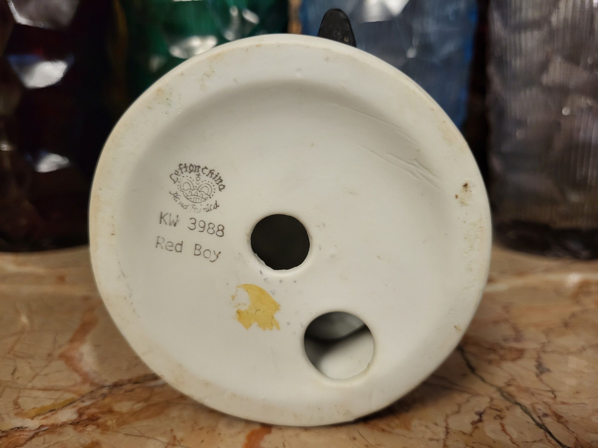 Porcelanowa biskwitowa sygnowana figurka chłopca ręcznie malowana