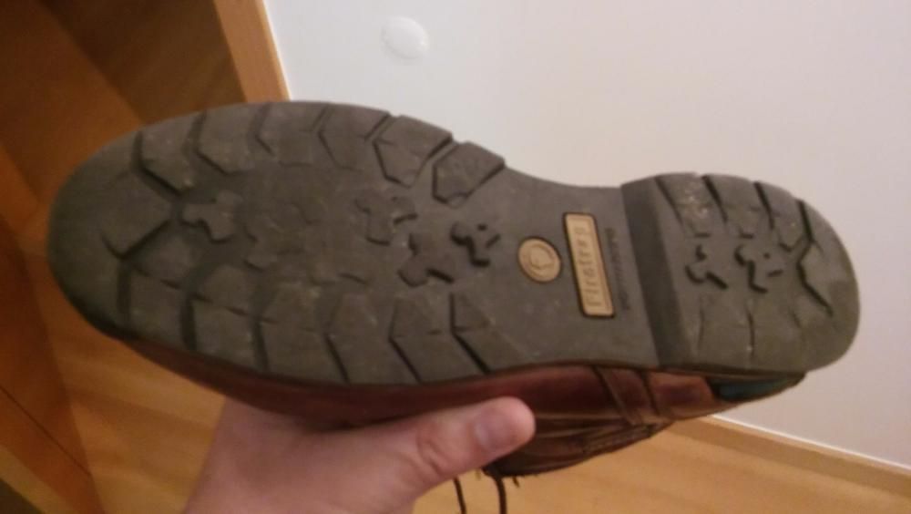 Botas em pele com pelo por dentro