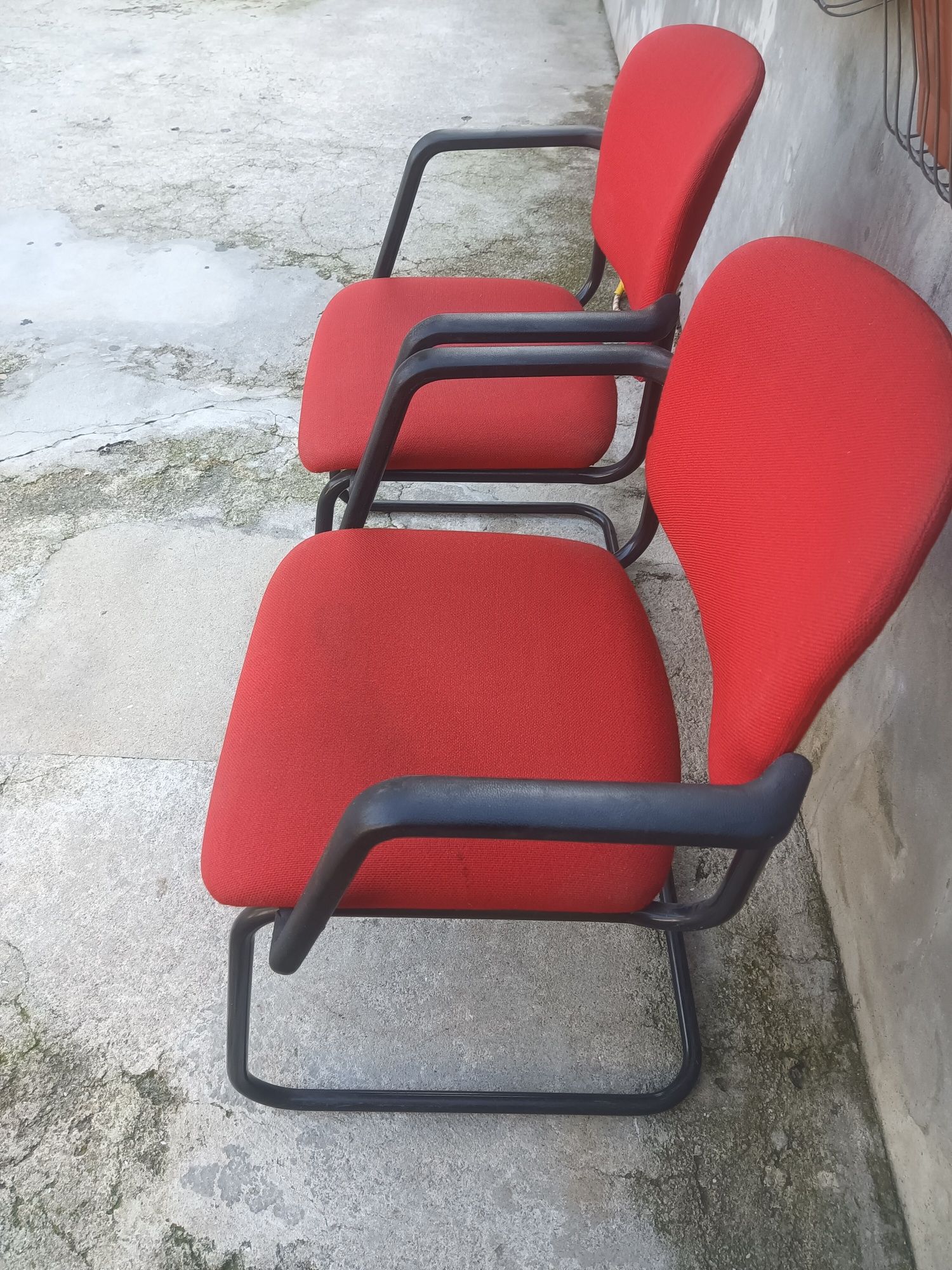 2 Cadeiras com apoio de braços