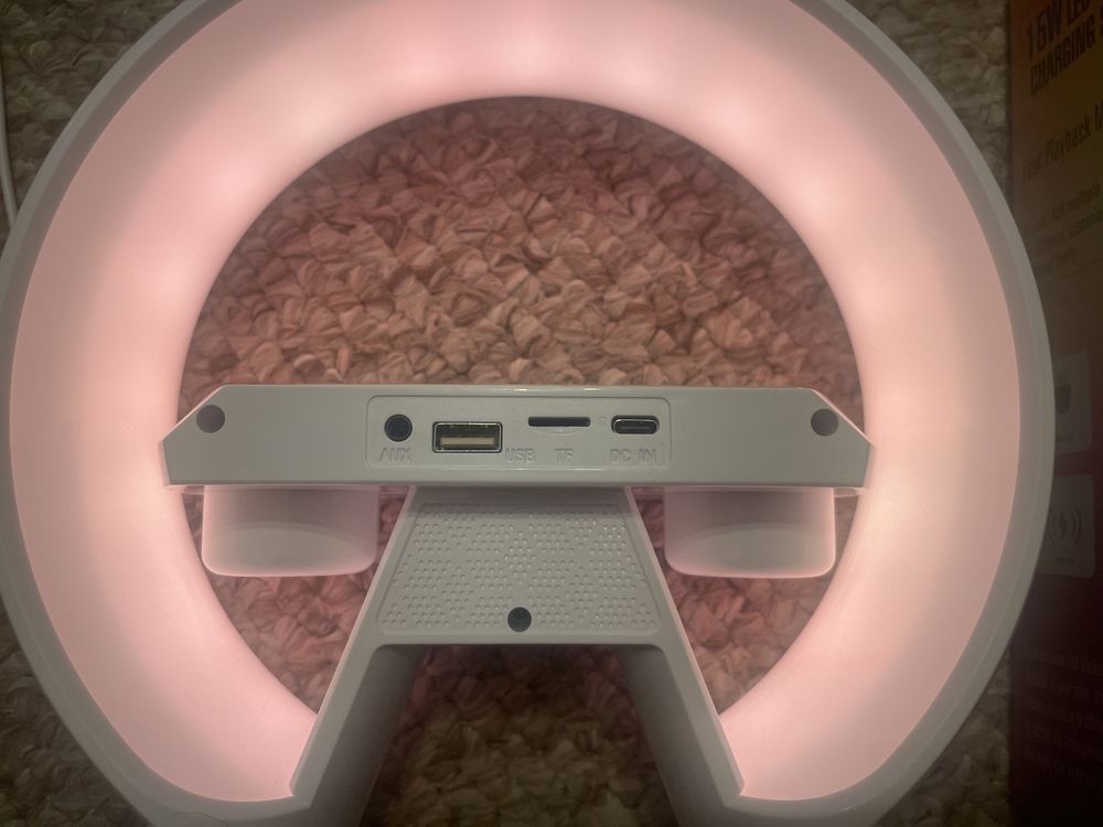Oswietlenie LED z głośnikiem