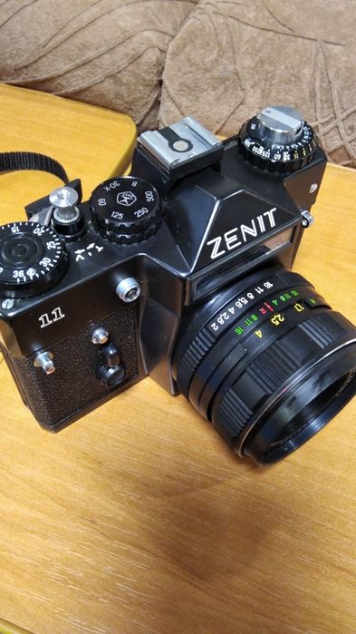 Продам плівковий фотоаппарат Зеніт с обєктивом Геліос-44м-4.