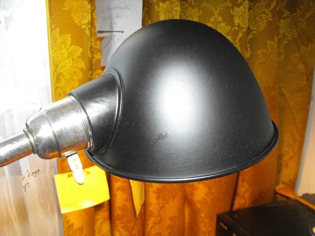 Metalowa lampka mocowana do blatu.
