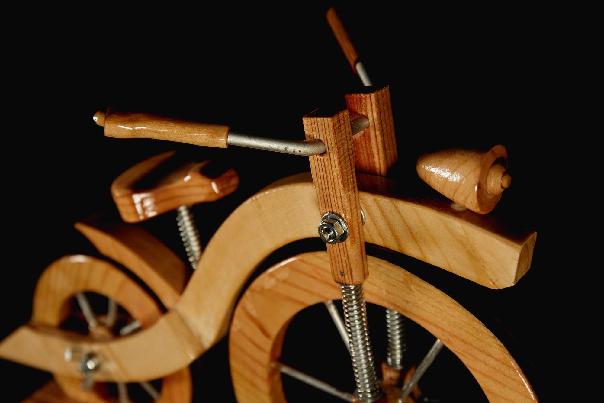Bicicleta em madeira com raios de alúminio