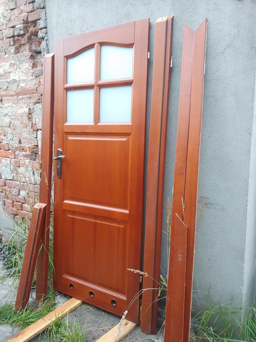Drzwi łaziekowe lite drewno prawe + futryna i opaski