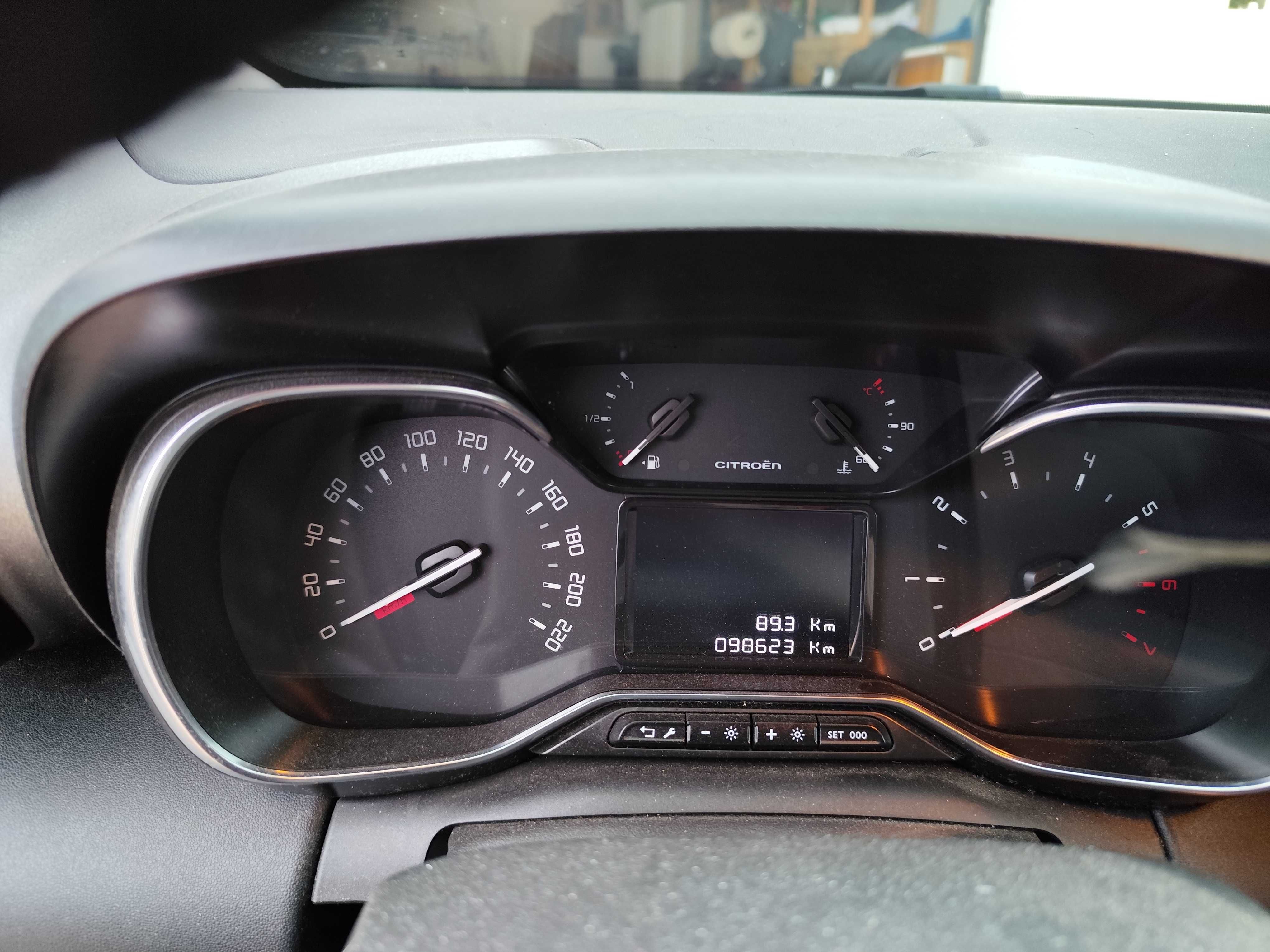 Citroen C3 Aircross em bom estado com engate de reboque