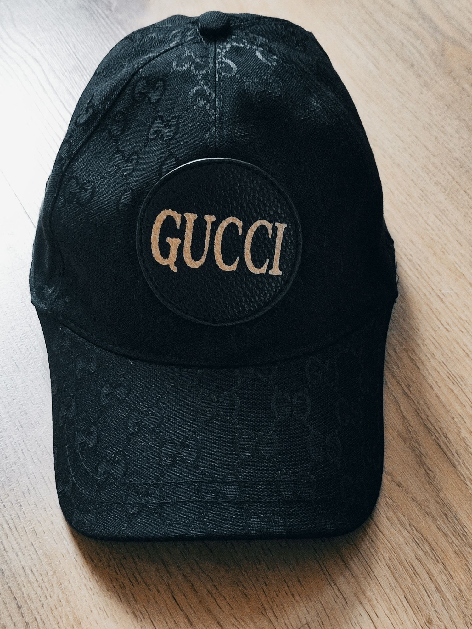 GUCCI czapka z daszkiem nowa skórzany napis