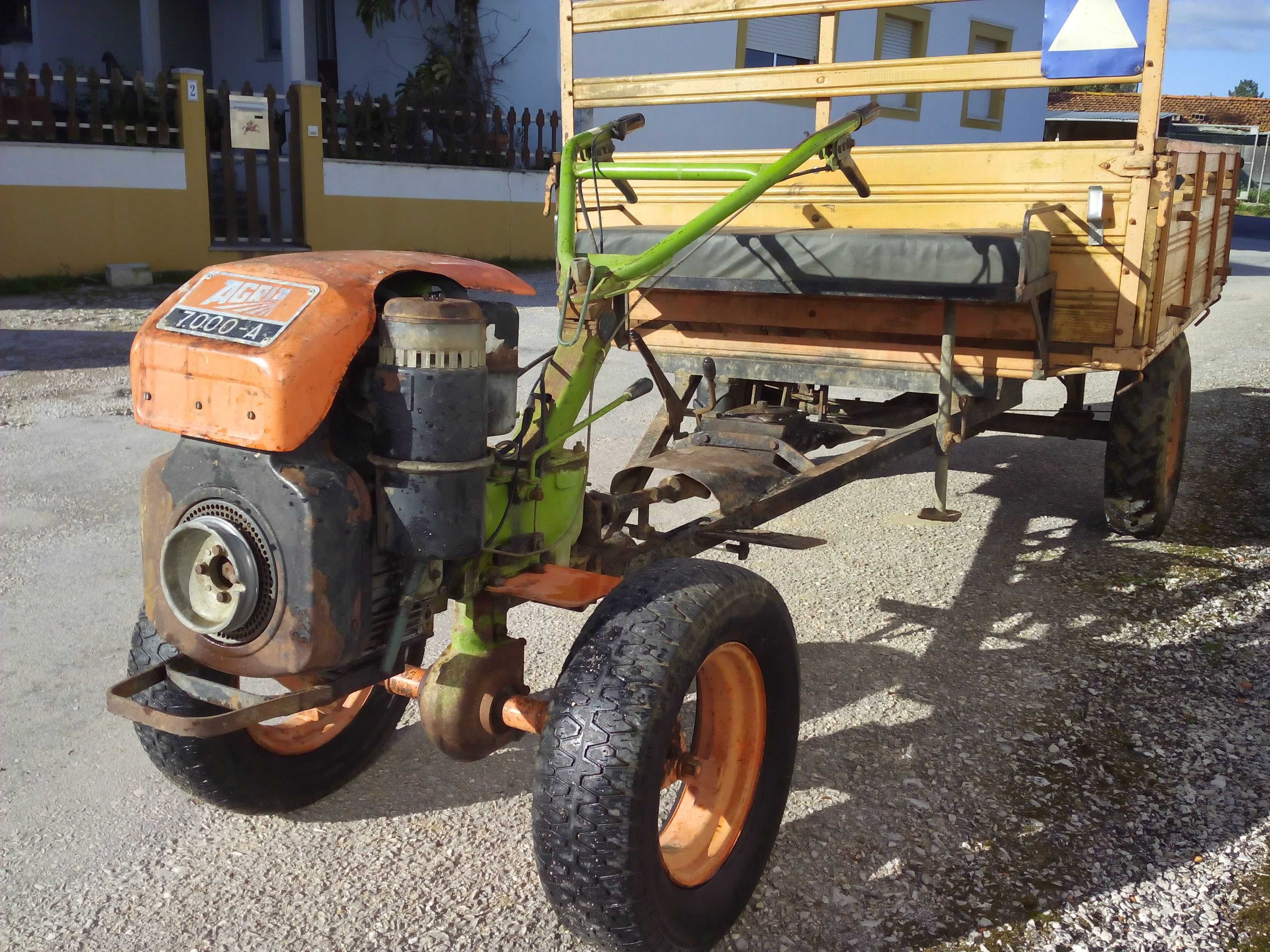 Motoenxada Agria de 12 CV com reboque