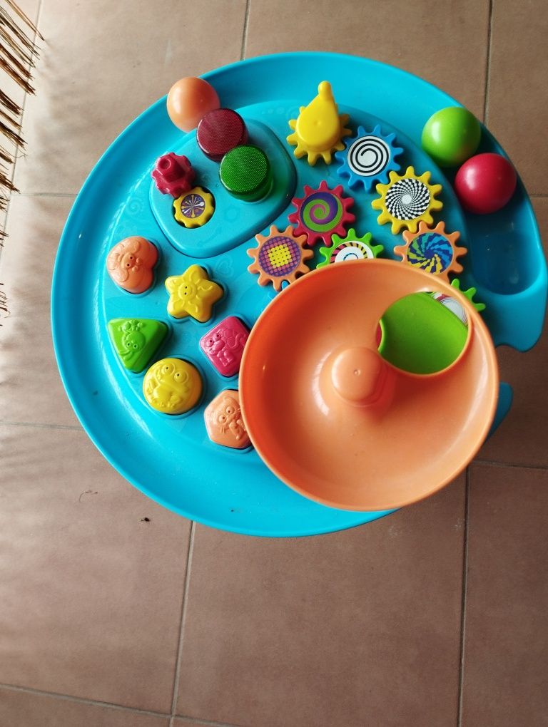 Brinquedo/mesa didático para criança.