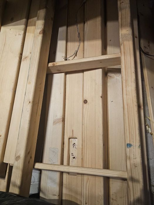 Antresola, łóżko drewniane.