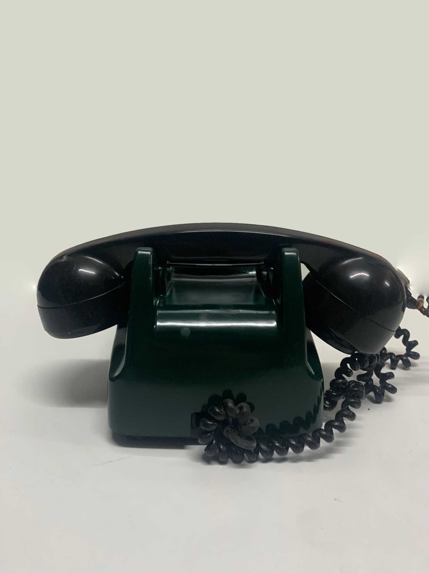 Telefone Vintage verde escuro restaurado para decoração.