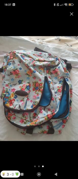 Mochila com estampagem de flores óptimo estado com muita arrumação
