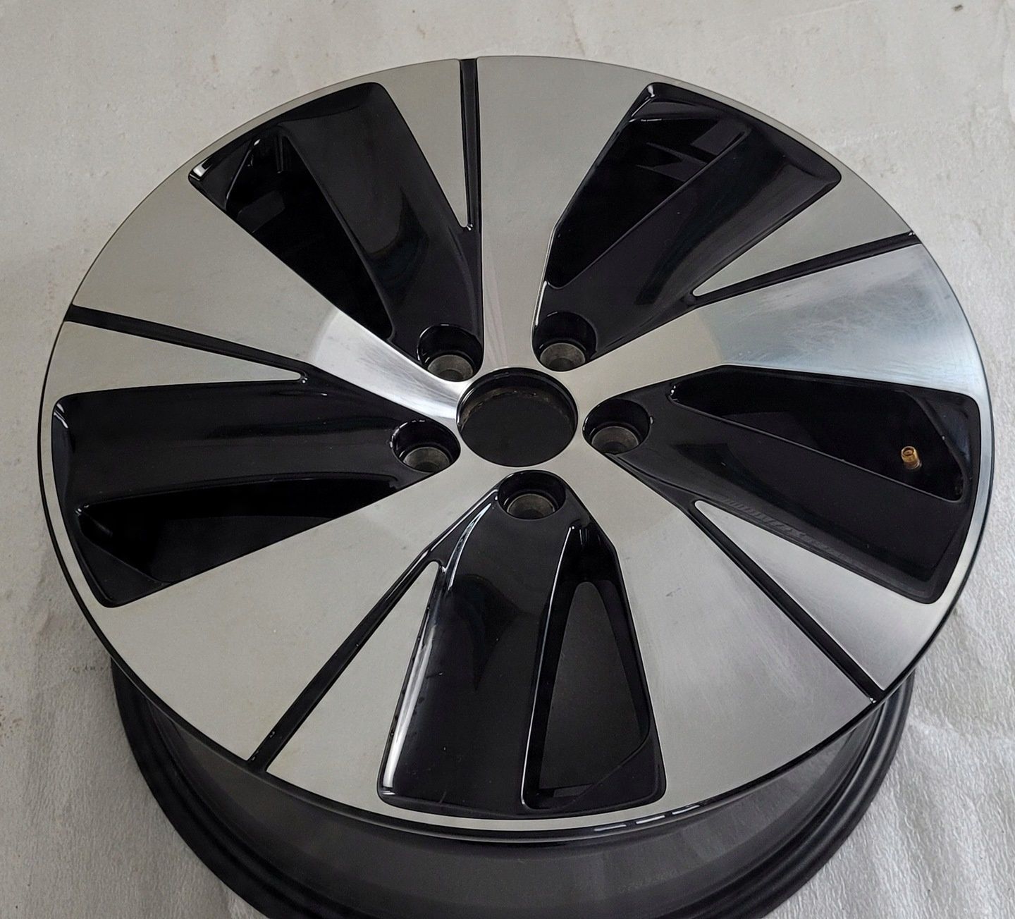 FELGA VOLVO XC40 XC60 II 7,5x18 18 ET50,5 5x108 31680403