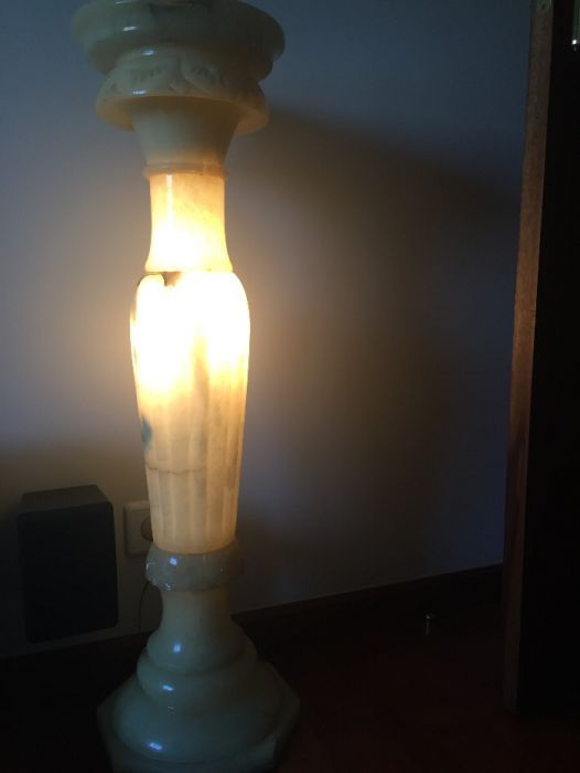 2 Colunas de pedra / alabastro com luz embutida