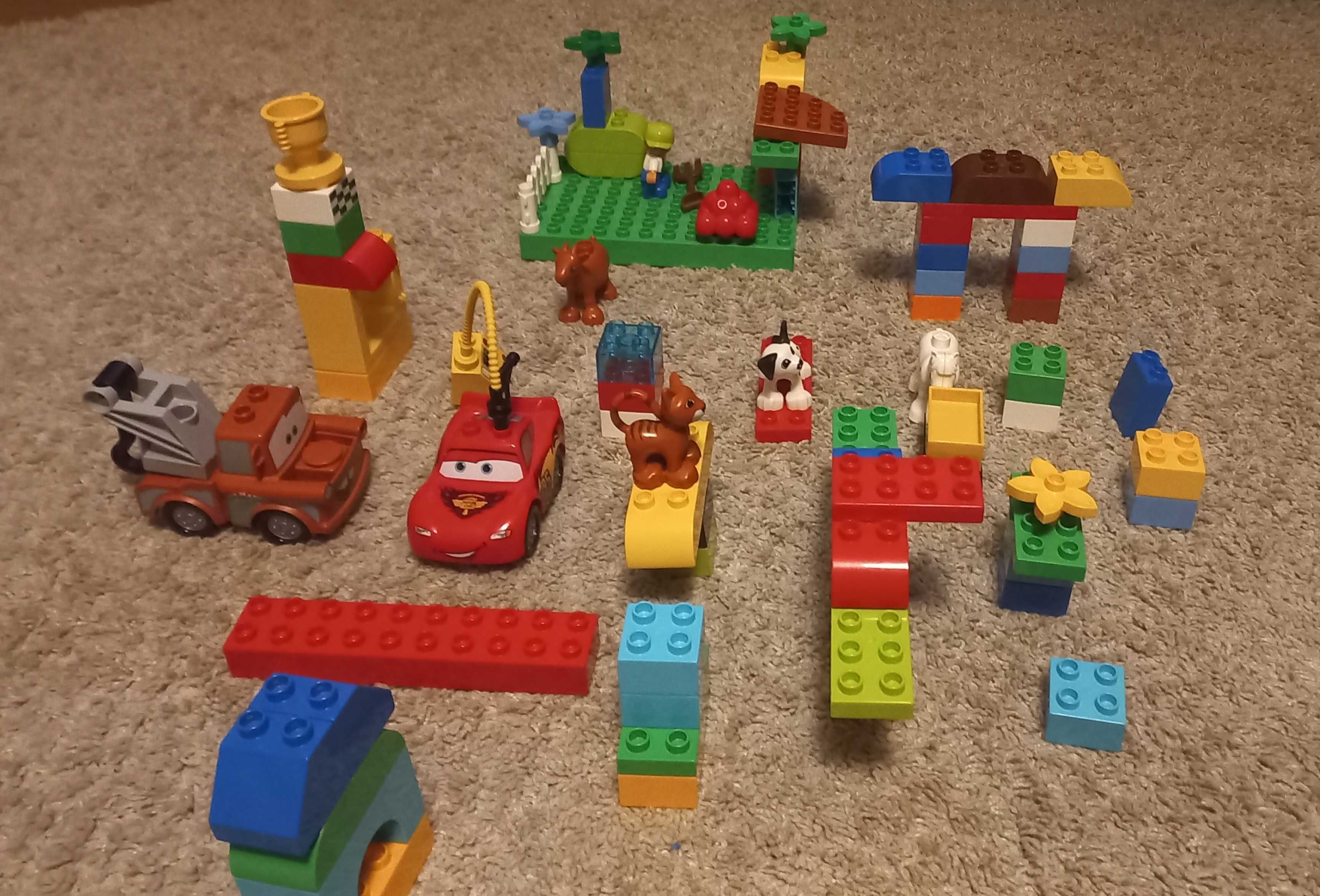 Kilka zestawów LEGO DUPLO (zygzak mcqueen + farma i zwierzęta)