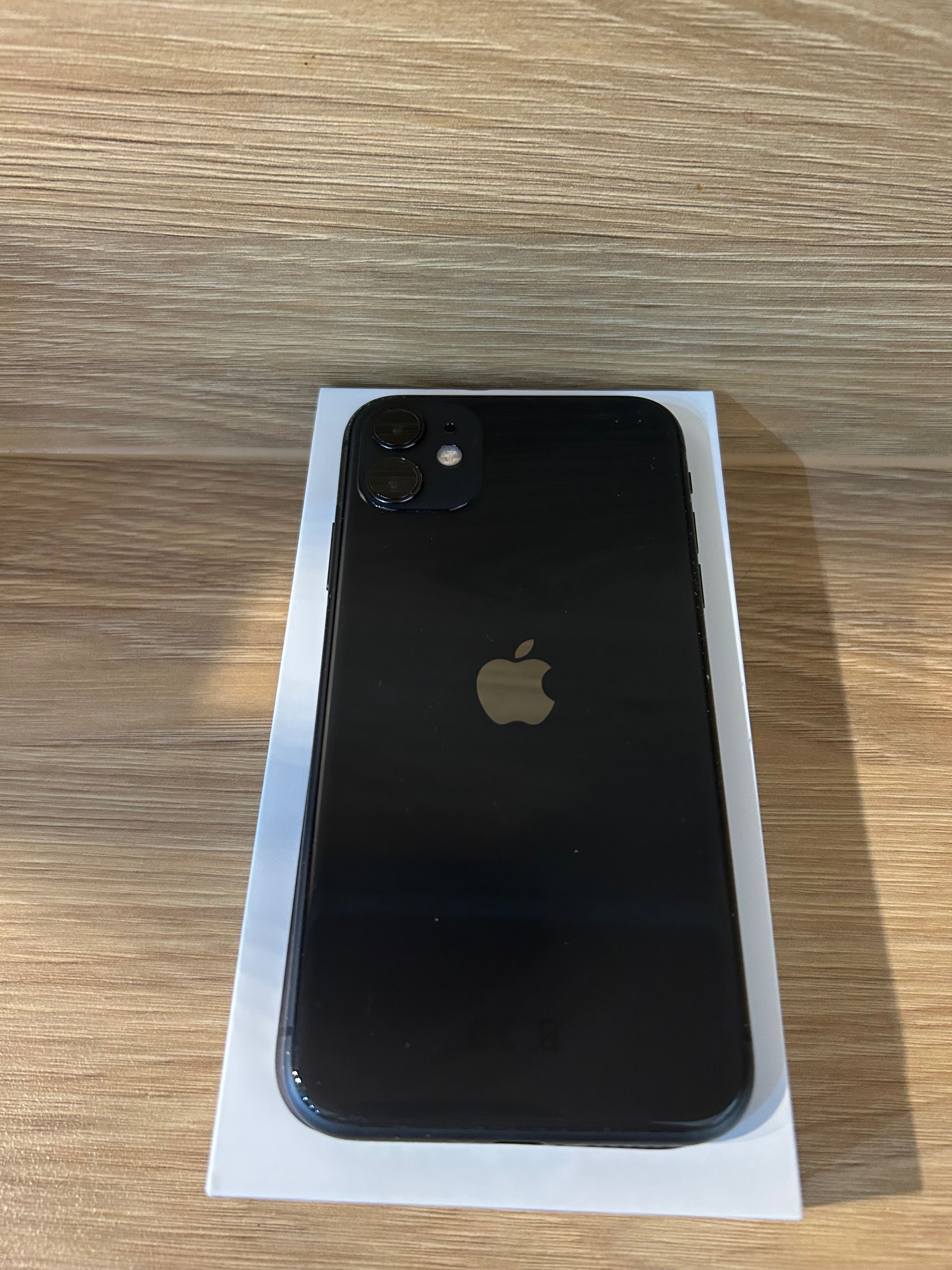 iPhone 11 64Gb + etui spigen