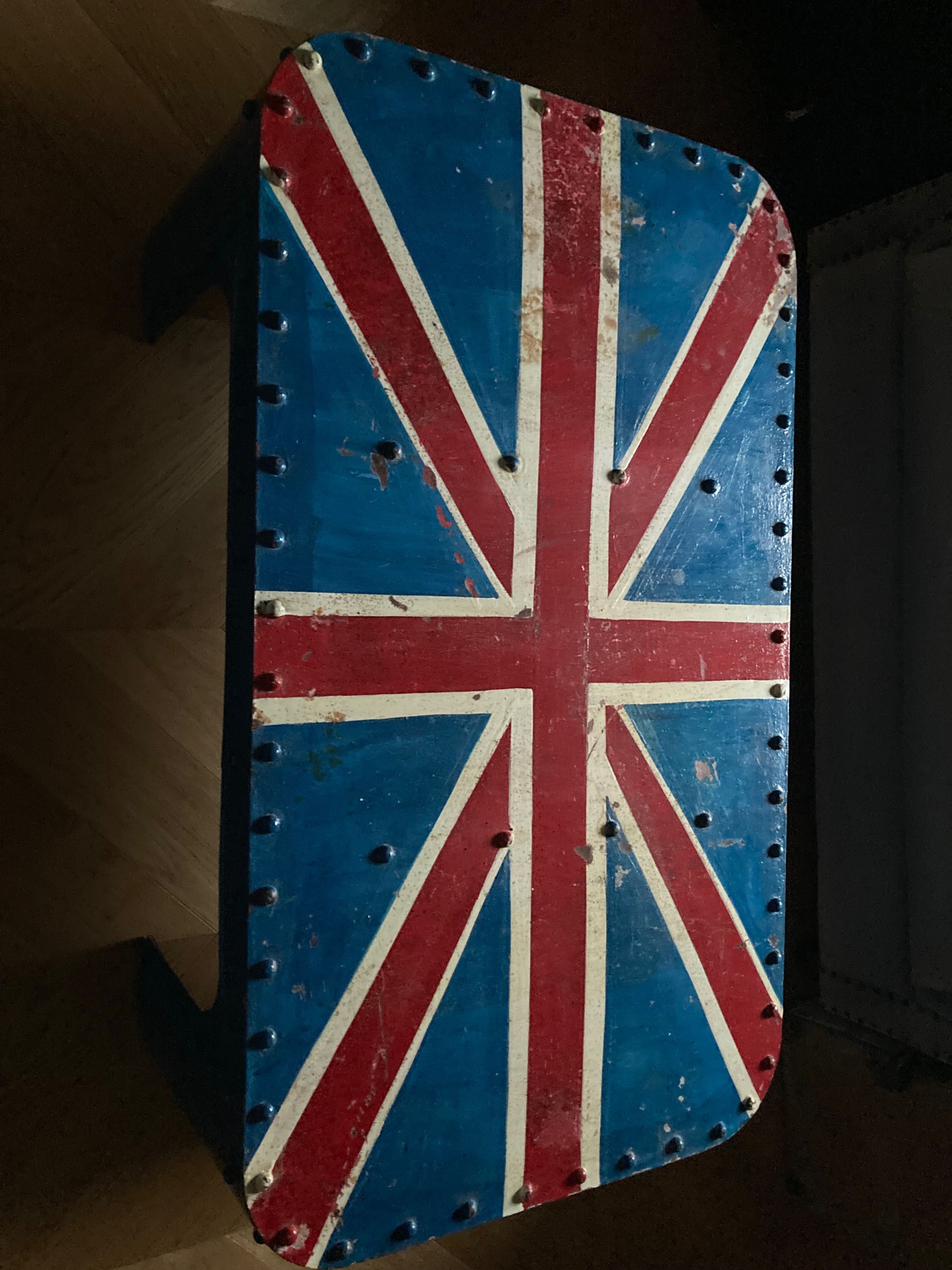 Stolik metalowy z flagą Wielkiej Brytanii