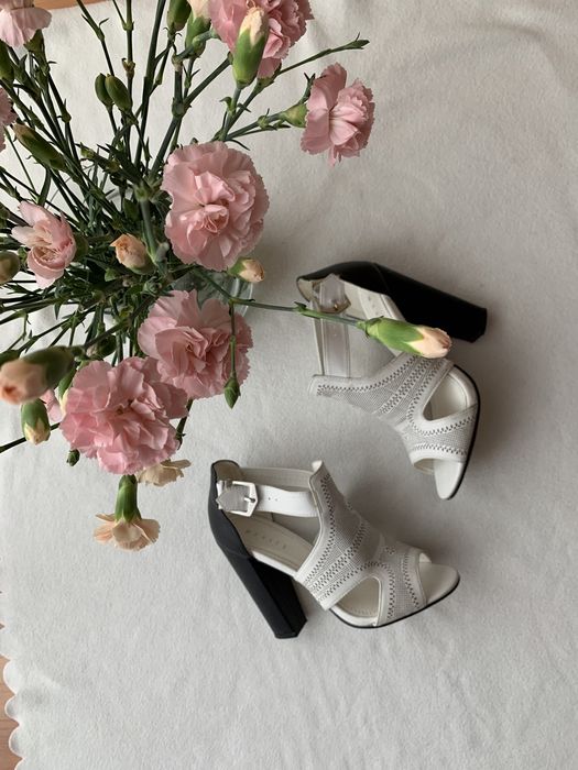 Piękne buty sandały na słupku ze wzorem mohito biało czarne odkryty pa