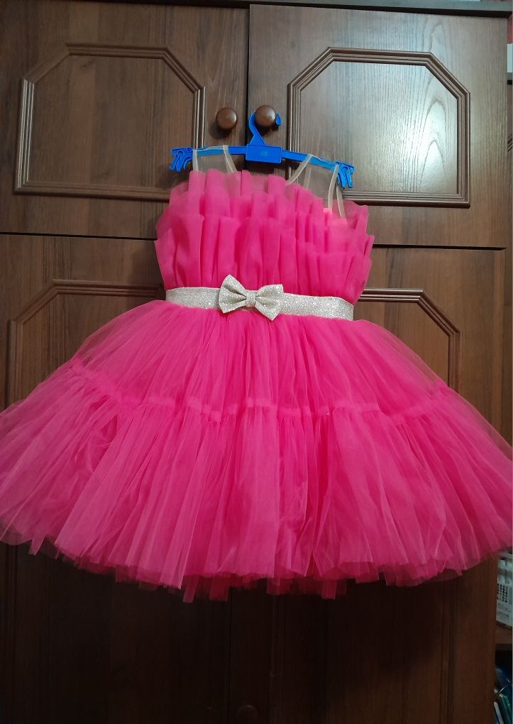 Рожева пишна сукня для випускного чи дитячого свята